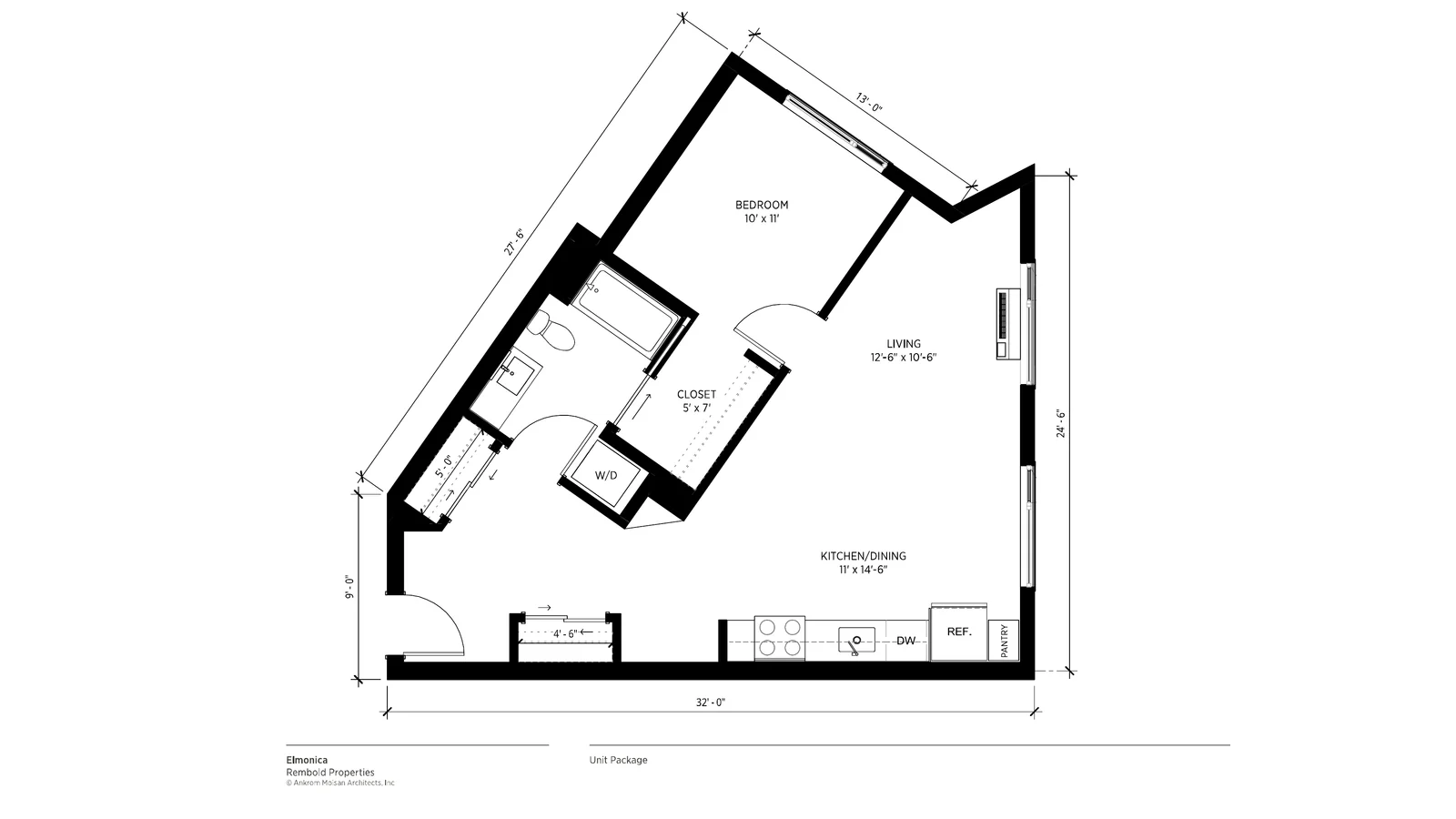 Black-and-white technical 2D floor plan of an apartment with dimensions and room labels