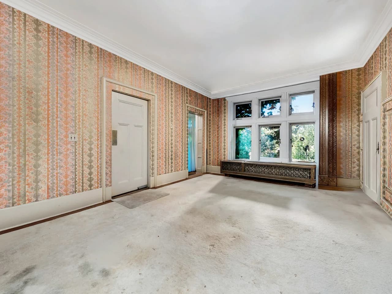 The same room after item removal — an emptied space without furniture or decoration